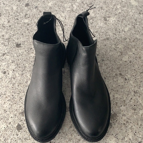 Kenneth Cole Black Pull On Booties - Picture 5 of 9